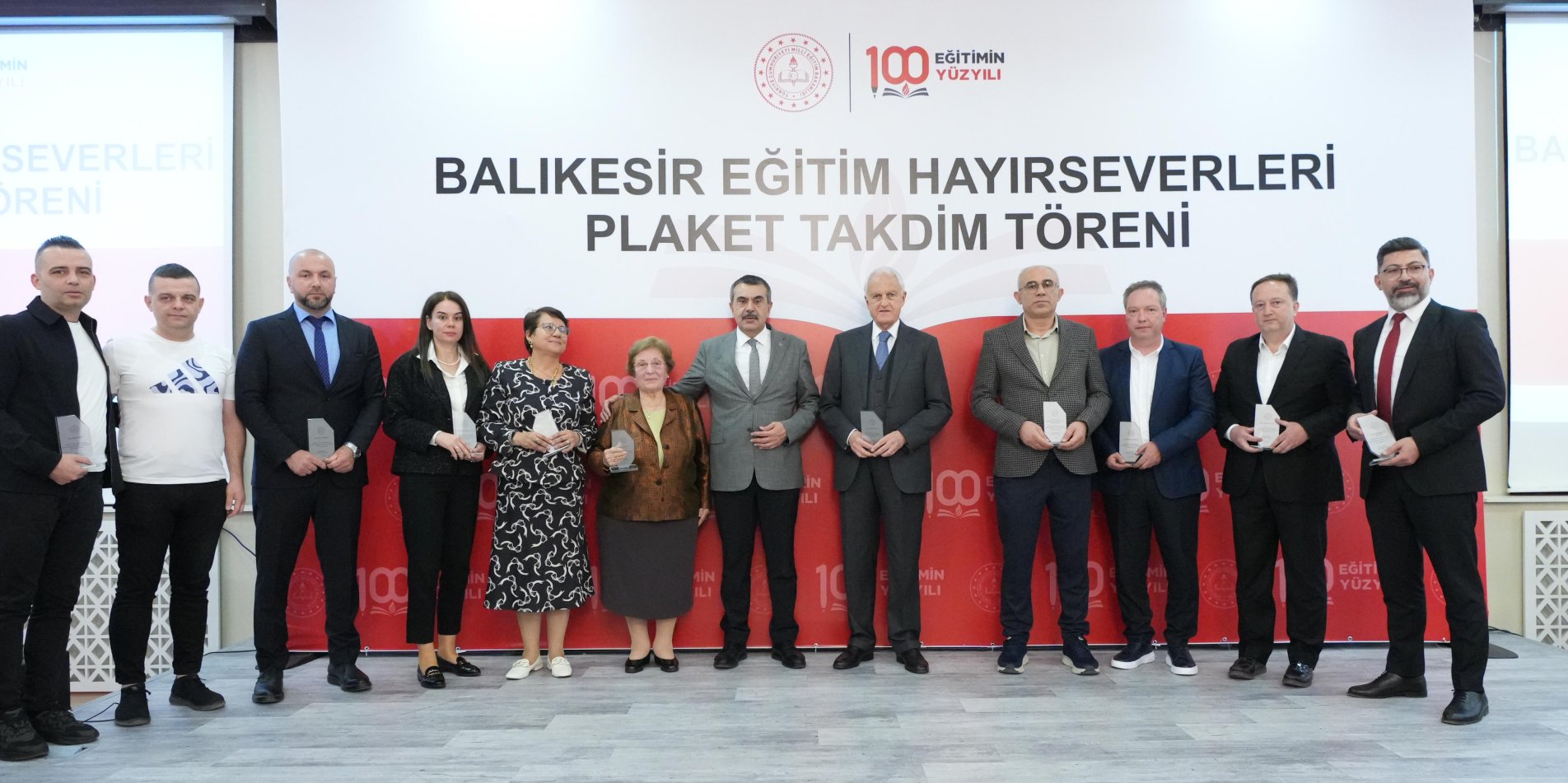 BAKAN TEKİN, BALIKESİR'DE EĞİTİM HAYIRSEVERLERİYLE BULUŞTU
